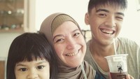 <p>Andhara dan keluarga kerap menghabiskan waktu bersama dengan melakukan hal-hal sederhana. (Foto: Instagram @andharaearly)</p>