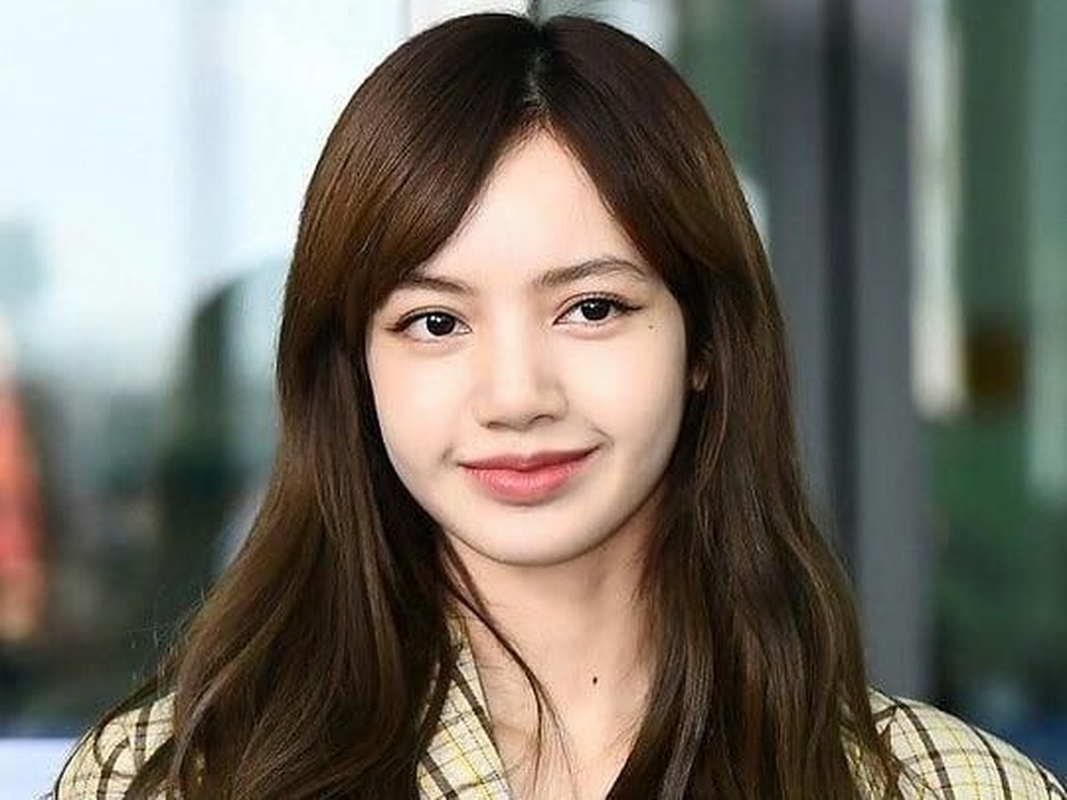 Lisa BLACKPINK mengejutkan penggemar dengan tampil tanpa poni andalan miliknya&period; Yuk&comma; intip potret cantiknya&excl;