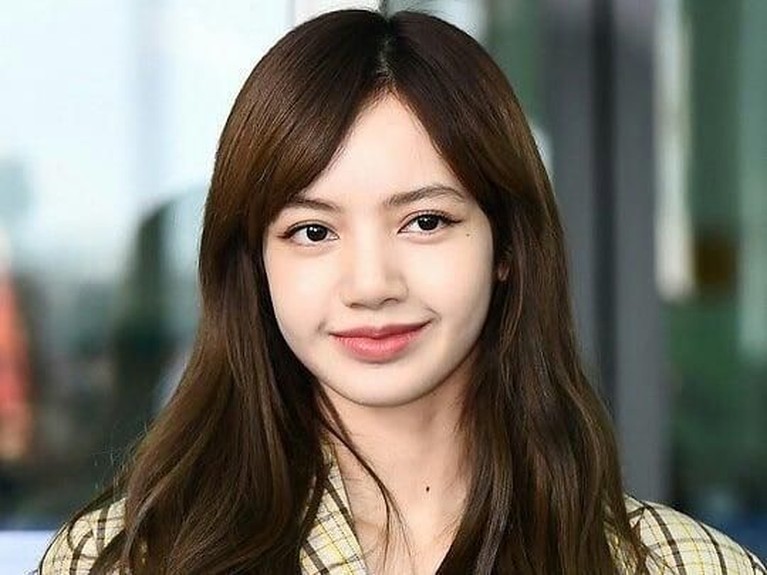 7 Potret Cantik Lisa BLACKPINK Tanpa Poni Andalan Lisa BLACKPINK mengejutkan penggemar dengan tampil tanpa poni andalan miliknya. Yuk, intip potret cantiknya!