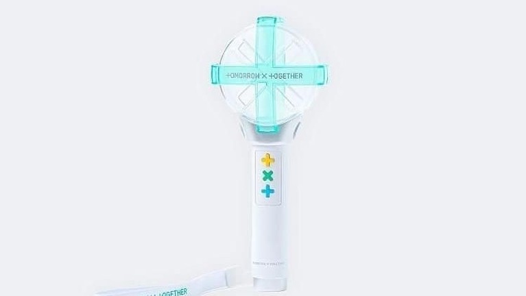 Enam fakta lightstick boygrup asal Korea Selatan, TXT, yang tengah mencuri perhatian publik lantaran dinilai mencontek lightstick milik SHINee.