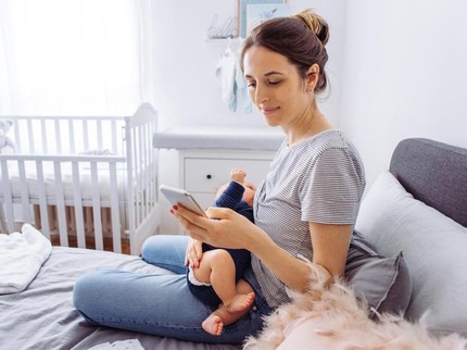 Bahaya Bunda Main Handphone Saat Menyusui, Radiasinya Rusak DNA Bayi