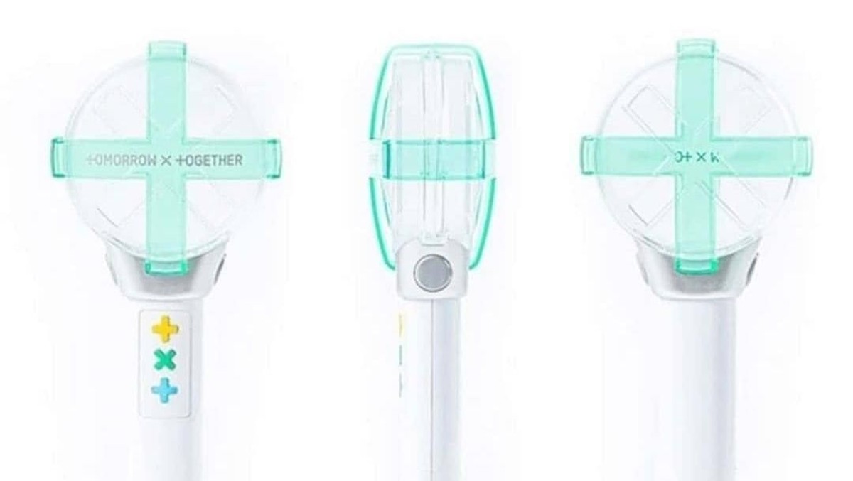 Enam fakta lightstick boygrup asal Korea Selatan&comma; TXT&comma; yang tengah mencuri perhatian publik lantaran dinilai mencontek lightstick milik SHINee&period;