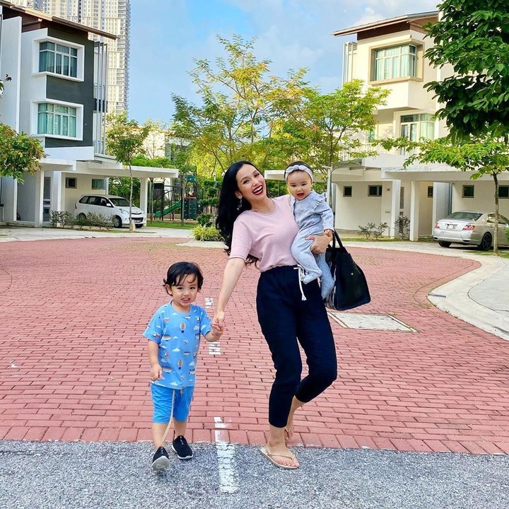 <p>Pesinetron Tya Arifin menikah dengan pebisnis asal Malaysia, Asyraf Khalid, pada 1 November 2015. (Foto: Instagram @tyaarifinnw)</p>