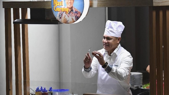 Ketua KPK Firli Bahuri memasak nasi goreng di acara Silaturahmi Pimpinan KPK dan Dewan Pengawas KPK di gedung KPK, Jakarta, Senin (20/1/2020). ANTARA FOTO/M Risyal Hidayat/wsj.