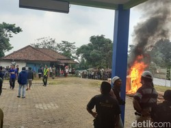 Tak Terima Hasil Seleksi Calon Kades, Warga di Cianjur Bakar Sepeda Motor