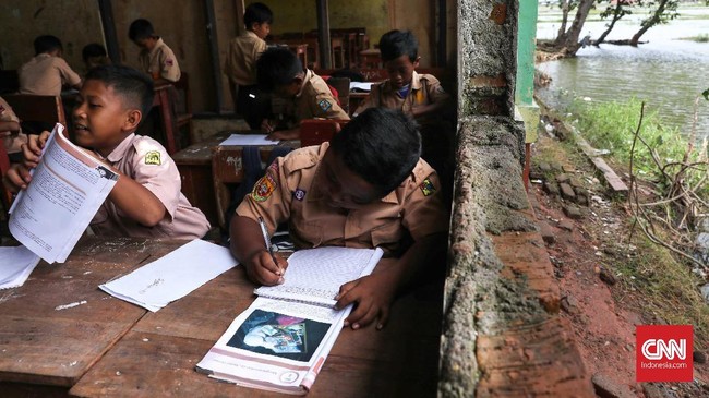 Kementerian PUPR berencana merenovasi 1.500 sekolah kategori rusak berat tahun ini. Sementara Kemendikbud baru berencana menyisir sekolah-sekolah rentan rubuh.