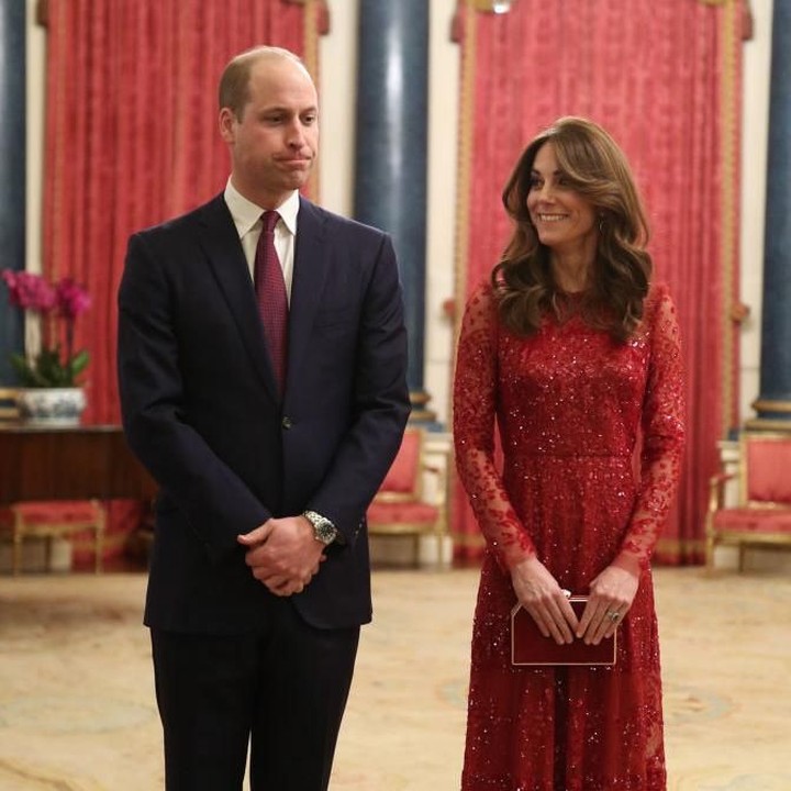 <p>Gaya busana<em> middle skirt</em> itu membuat penampilan Kate Middleton terlihat lebih anggun, ya? (Foto: Yui Mok - WPA Pool/Getty Images)</p>