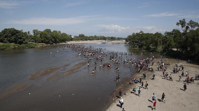 Sedikitnya 100 ribu warga Meksiko dan migran hilang tak jelas. Ada juga lebih dari 52 ribu mayat tak dikenal berada dalam tahanan pemerintah.