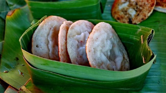 Surabi Cihapit merupakan jajanan pasar tradisional yang sudah ada sejak tahun 90-an dan masih eksis sampai sekarang.