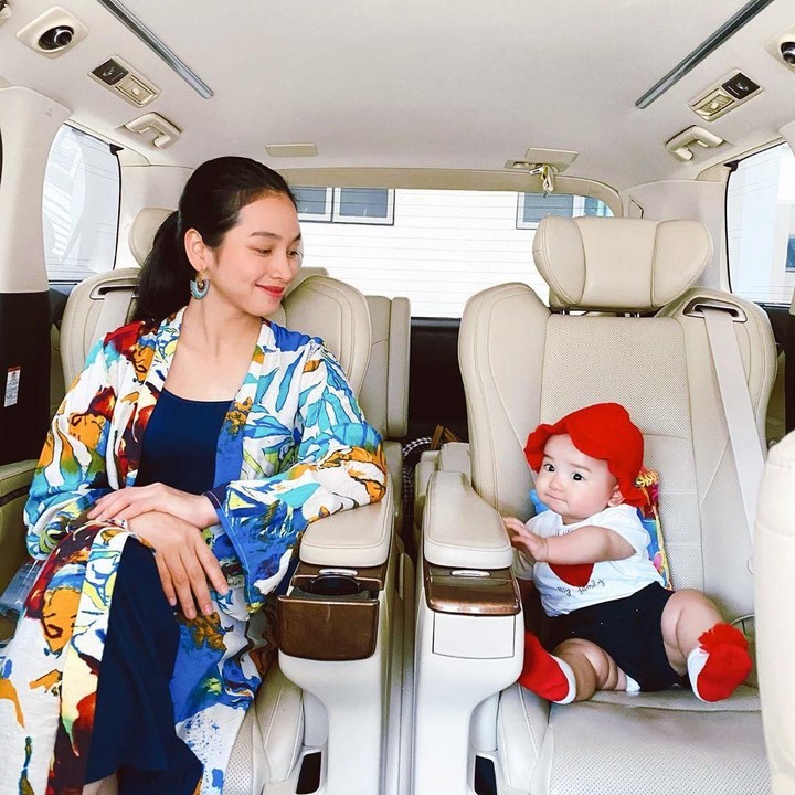 <p>Lucu sekali ya, Azzahra yang baru berusia 8 bulan sudah bisa duduk sendiri tanpa dipangku. (Foto: Instagram @tyaarifinnw)</p>