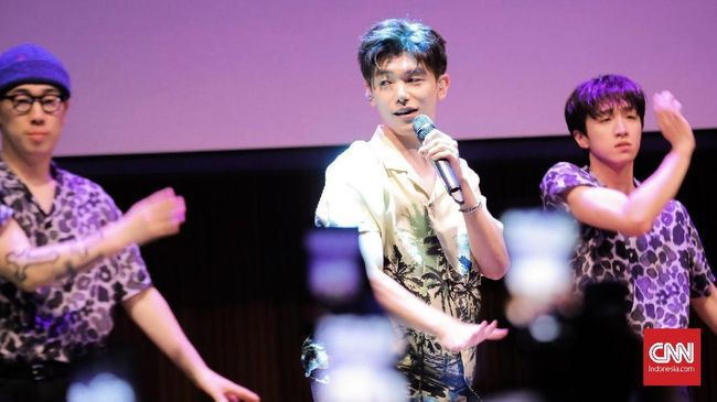 Eric Nam memperkirakan dirinya bakal berlinang air mata ketika tampil di atas panggung saat There And Back Again World Tour 2022.