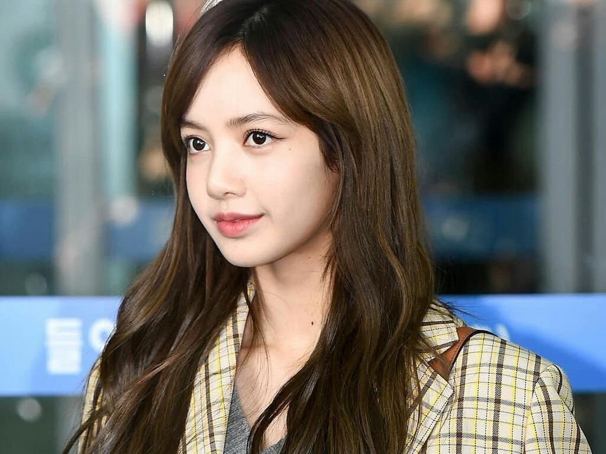 Lisa BLACKPINK mengejutkan penggemar dengan tampil tanpa poni andalan miliknya&period; Yuk&comma; intip potret cantiknya&excl;