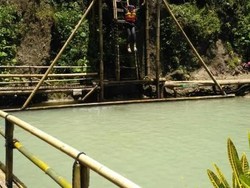 Serunya Melompat Dari Ketinggian ke Air Terjun Kedung Pedut