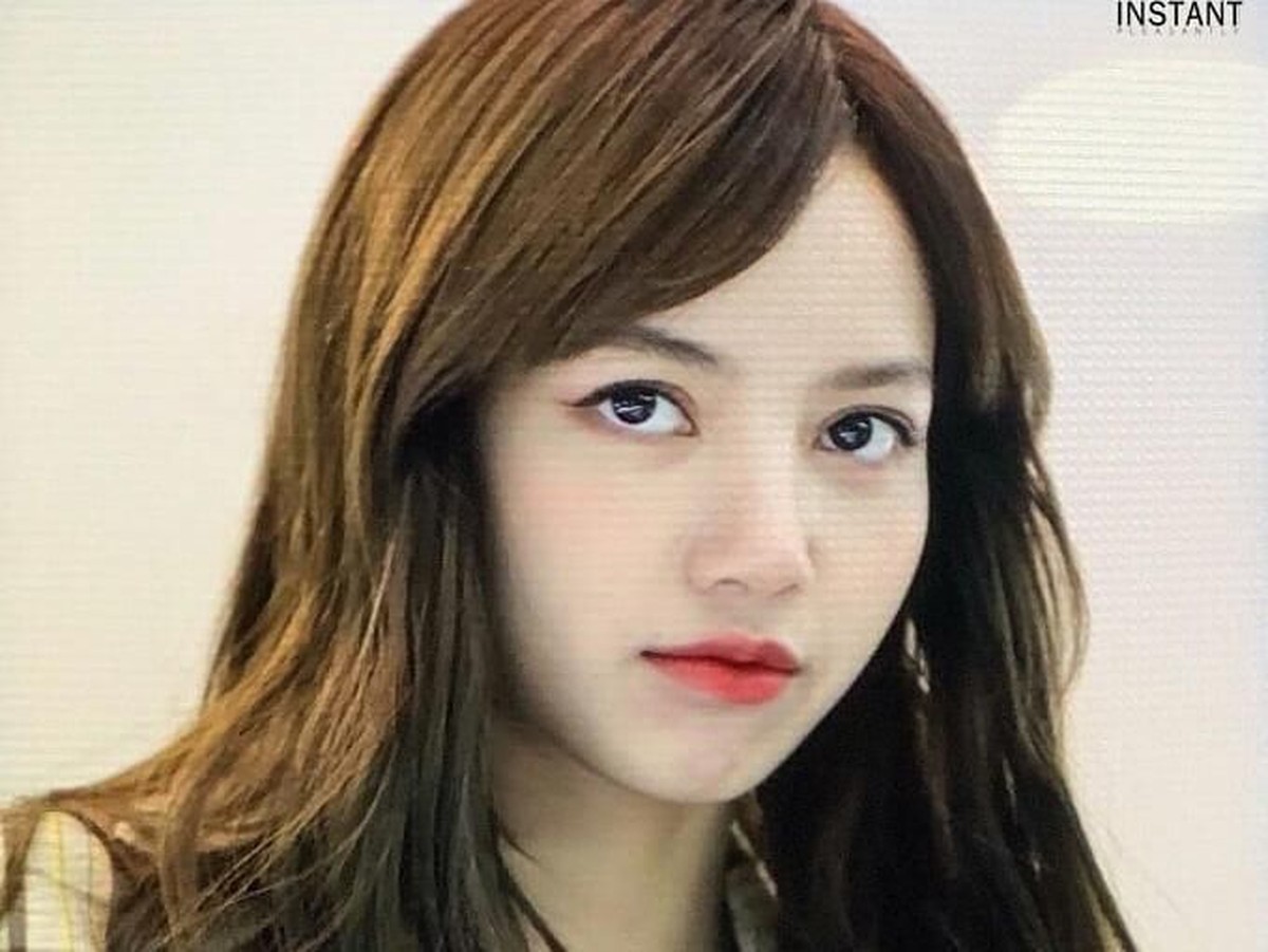 Lisa BLACKPINK mengejutkan penggemar dengan tampil tanpa poni andalan miliknya&period; Yuk&comma; intip potret cantiknya&excl;