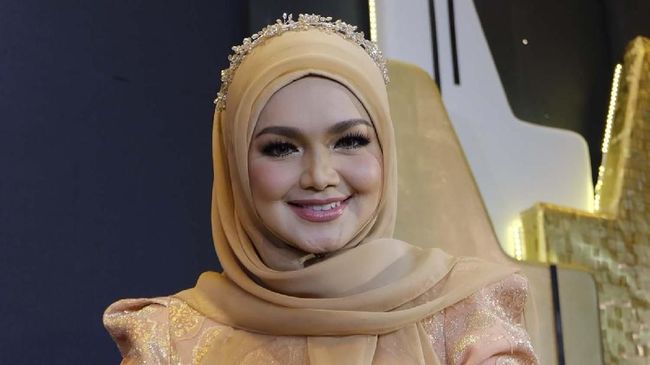 Siti Nurhaliza jawab permintaan duet Putri Ariani yang kini makin viral usai dapat golden buzzer di America's Got Talent.