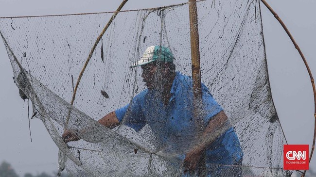 FOTO: Menjala Ikan di Kali Doser