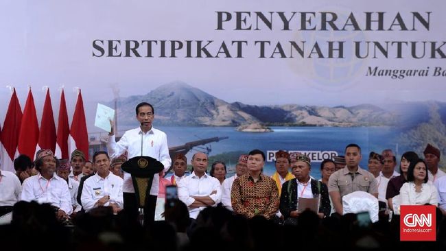 Jokowi menyerahkan 124.120 sertifikat tanah hasil redistribusi kepada rakyat di 26 provinsi dan 127 kabupaten/kota di Indonesia.