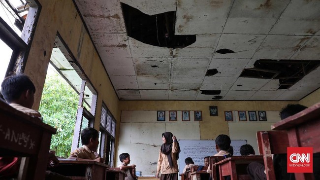 Kemdikbud mencatat sebanyak 8.522 sekolah belum teraliri listrik, dan 42.159 sekolah belum memiliki akses internet.