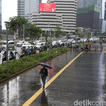 Berteduh Saat Hujan Harus Tetap Jaga Jarak