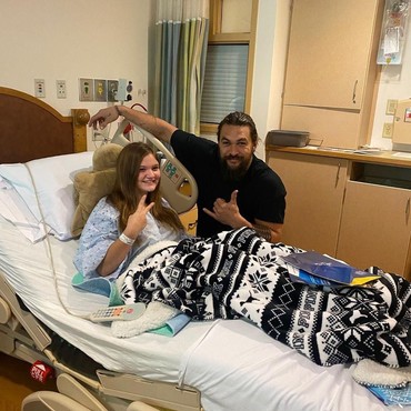 Kunjungi RS Anak, Jason Momoa Beri Kejutan