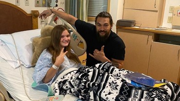 img-title Kunjungi RS Anak, Jason Momoa Beri Kejutan