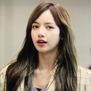 7 Potret Cantik Lisa BLACKPINK Tanpa Poni Andalan