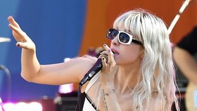 Garap Proyek Solo, Vokalis Paramore Bocorkan Single Debut