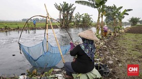 FOTO: Menjala Ikan di Kali Doser