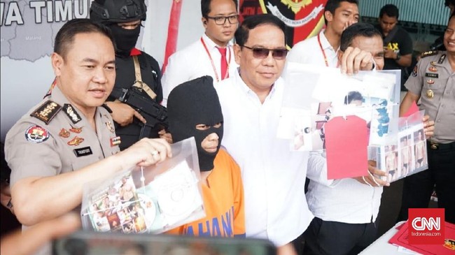 Mochammad Hasan alias Mami Hasan (41) merupakan Ketua Ikatan Gay Tulungagung (Igata) yang diduga sudah mencabuli belasan anak.