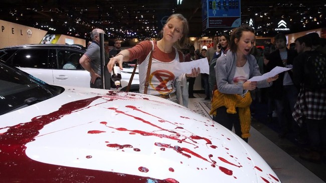 Ratusan aktivis lingkungan hidup menggelar unjuk rasa dalam pameran Brussels Motor Show, Belgia. Mereka menyerukan ada 'pembodohan' dalam iklan otomotif.