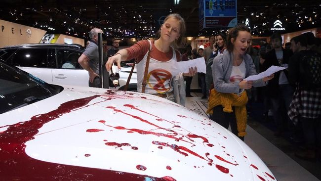Aksi Unjuk Rasa 'Berdarah' di Pameran Otomotif Brussels Ratusan aktivis lingkungan hidup menggelar unjuk rasa dalam pameran Brussels Motor Show, Belgia. Mereka menyerukan ada 'pembodohan' dalam iklan otomotif.