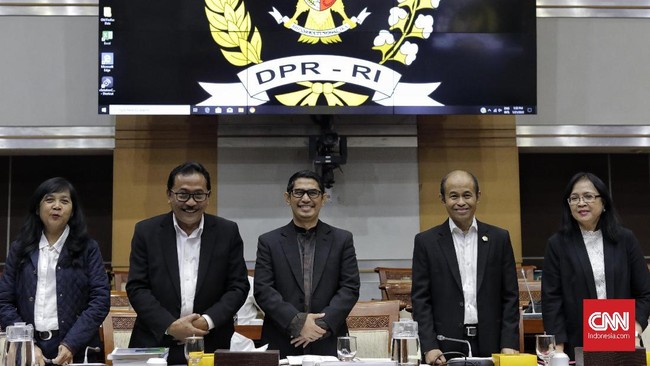 Dewas TVRI menyinggung pernyataan Helmy Yahya soal siaran Liga Inggris yang diklaim gratis, padahal nilainya US$9 juta.