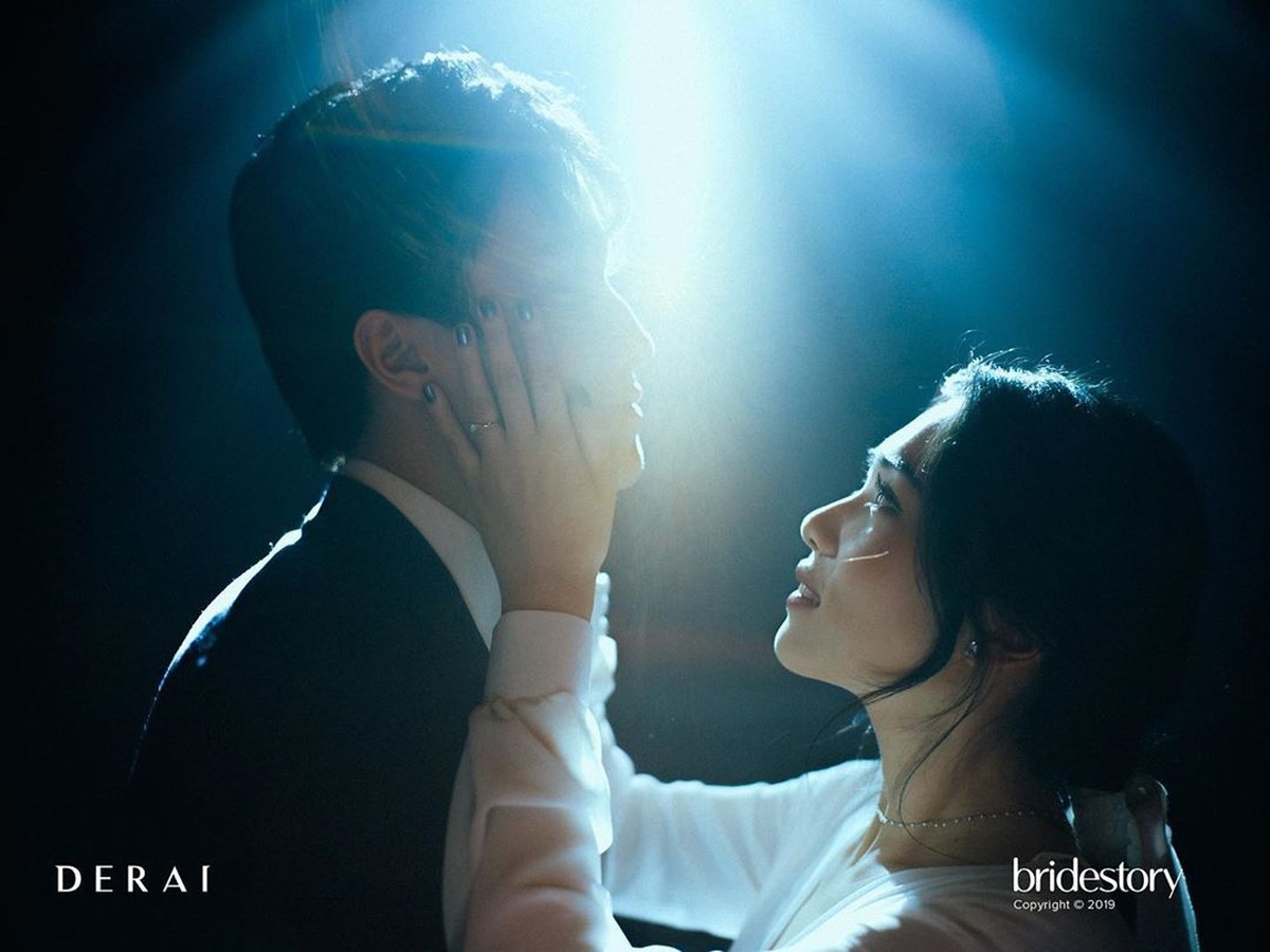 Isyana Sarasvati dan Rayhan Maditra tampil seperti bangsawan tempo dulu saat melakukan foto pra pernikahan&period; Intip potret mesra mereka berikut ini&period;