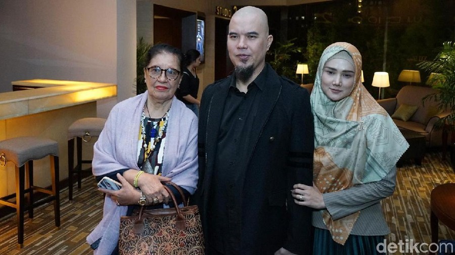 Ahmad Dhani, Mulan dan Al Ghazali saat ditemui di kawasan Kuningan.