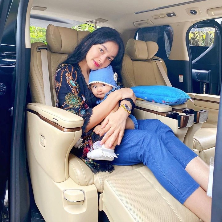 <p>Tya menikah di usia yang cukup muda, yakni 21 tahun. Sang suami tak lain anak sambung diva Malaysia, Siti Nurhaliza. (Foto: Instagram @tyaarifinnw)</p>