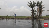 FOTO: Menjala Ikan di Kali Doser Warga memanfaatkan momentum meluapnya Kali Doser di Desa Wates, Kabupaten Bekasi, Provinsi Jawa Barat untuk menjala ikan betik.