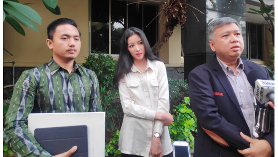 Siwi Sidi tampil kasual dengan kemeja putih dna celana panjang hitam. Rambut panjangnya dibiarkan tergerai. 
