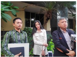 Gaya Penampilan Siwi Sidi Saat Diperiksa Polisi, Hidung Jadi Sorotan