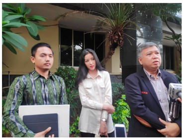 img-title Gaya Penampilan Siwi Sidi Saat Diperiksa Polisi, Hidung Jadi Sorotan