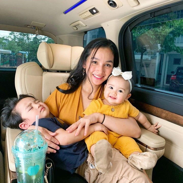 <p>Wanita kelahiran 22 Oktober 1994 ini kini dikaruniai dua buah hati yang sangat lucu, bernama Arif Jiwa dan Azzahra Jiwa. (Foto: Instagram @tyaarifinnw)</p>