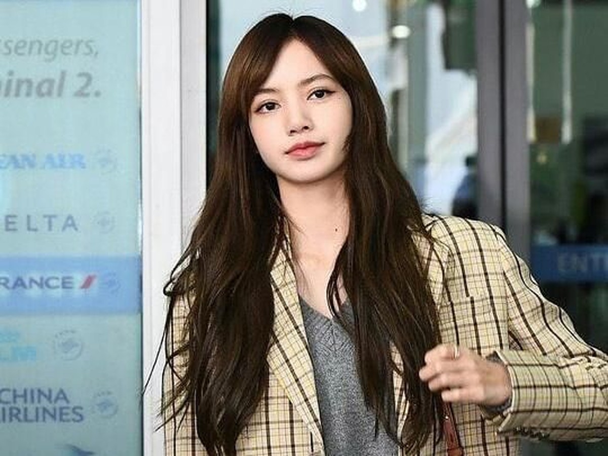 Lisa BLACKPINK mengejutkan penggemar dengan tampil tanpa poni andalan miliknya&period; Yuk&comma; intip potret cantiknya&excl;
