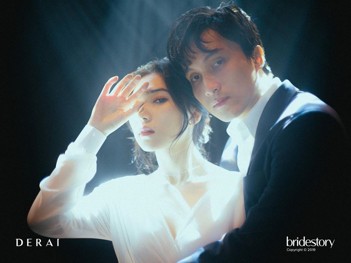 Isyana Sarasvati dan Rayhan Maditra tampil seperti bangsawan tempo dulu saat melakukan foto pra pernikahan&period; Intip potret mesra mereka berikut ini&period;