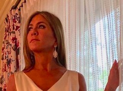 Oh No! Jennifer Aniston Tak Pakai Bra di Red Carpet SAG Awards