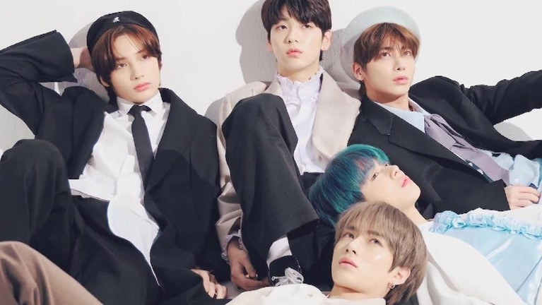 Enam fakta lightstick boygrup asal Korea Selatan, TXT, yang tengah mencuri perhatian publik lantaran dinilai mencontek lightstick milik SHINee.