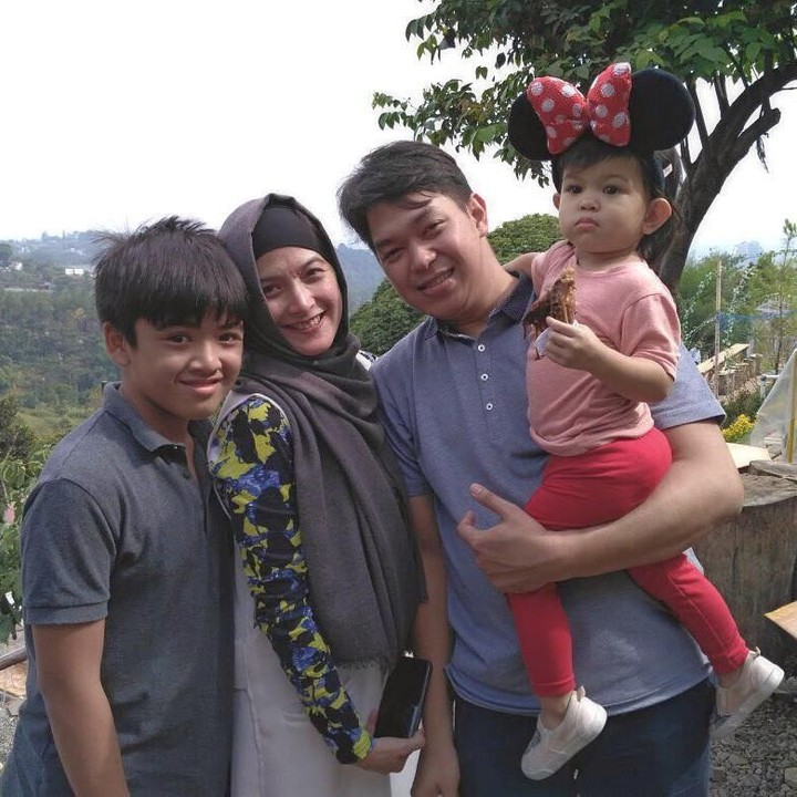 <p> Kehidupan Andhara juga terlihat lebih bahagia dengan suami dan dua anaknya. (Foto: Instagram @andharaearly)</p>