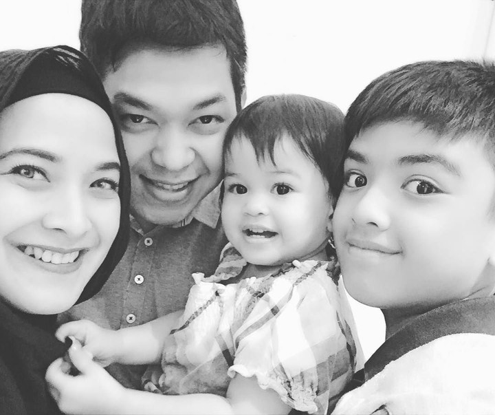 Jarang terlihat di layar kaca, presenter Andhara Early yang terkenal sejak 1990-an, kini terlihat lebih bahagia dengan keluarganya yang harmonis. Intip yuk!