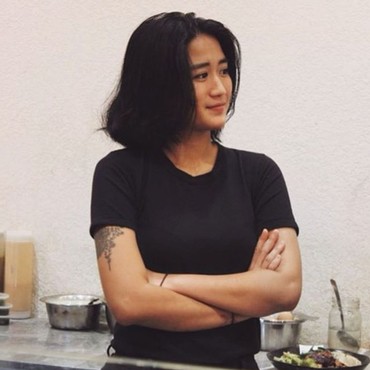 Tampil Nyeleneh Saat Lebaran, Renatta Moeloek Pakai Baju Koko & Sarung