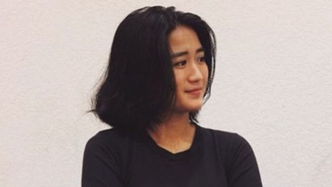 img-title Tampil Nyeleneh Saat Lebaran, Renatta Moeloek Pakai Baju Koko & Sarung