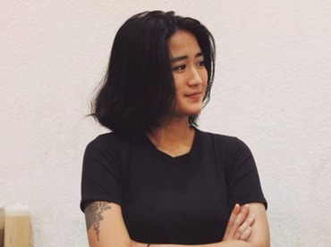 img-title Tampil Nyeleneh Saat Lebaran, Renatta Moeloek Pakai Baju Koko & Sarung