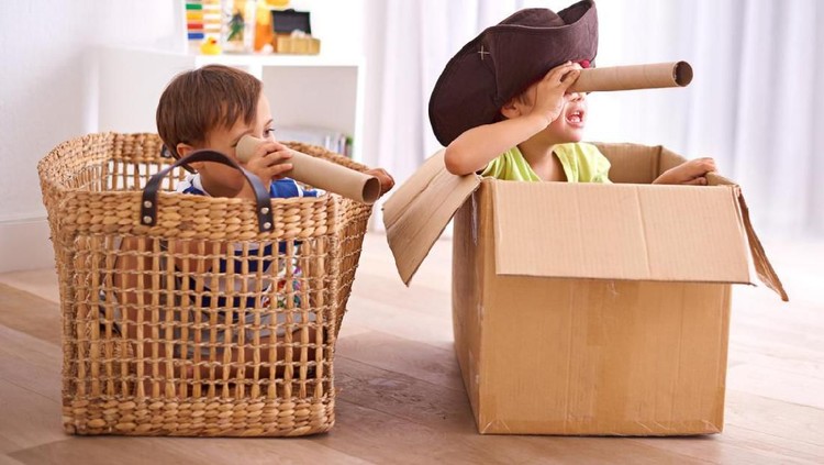 5 Permainan Kreatif yang Bikin Anak Betah di Rumah Saat Hujan Bermain di dalam ruangan bisa menjadi hal yang mengasyikkan lho untuk keluarga. Ajak anak-anak untuk memainkan 5 permainan dalam ruangan berikut ini yuk, Bun.